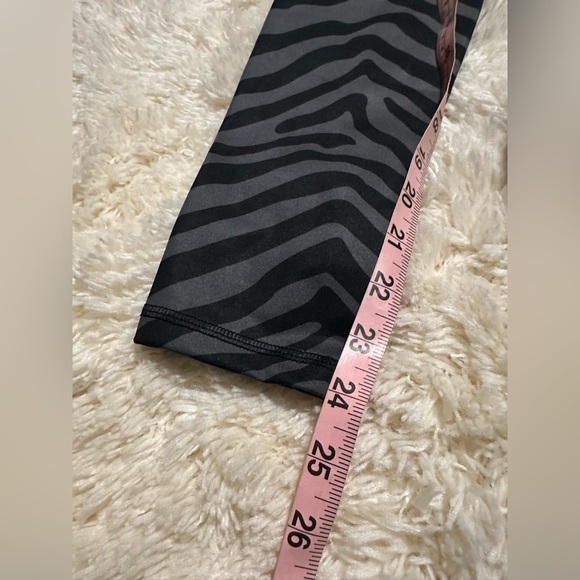 Adidas Women’s Size XS Black Zebra Print Leggings EUC - Picture 7 of 7